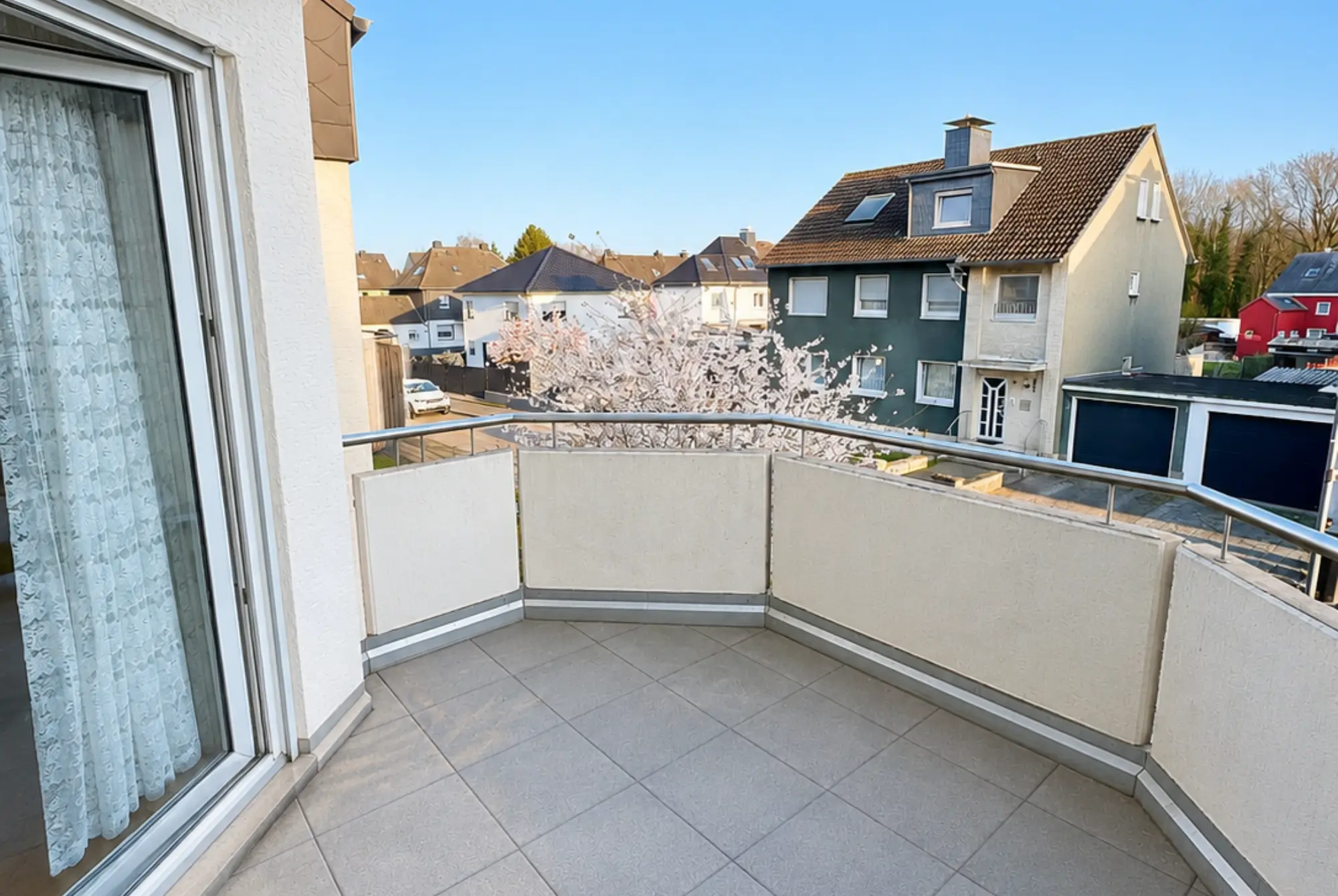 Gepflegtes Wohnen: Drei Zimmer, Balkon und Garage…